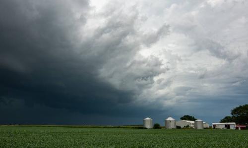 Iowa derecho storm approaches a farm house